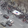 [서울포토] 맞불집회 마치고 서울역으로 행진하는 보수단체들
