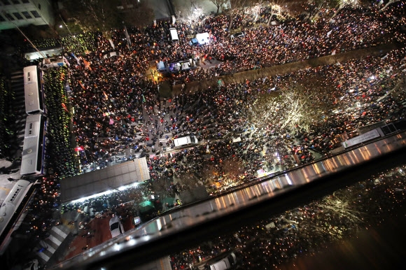 헌법재판소 앞까지 행진한 8차 촛불집회 참가자들