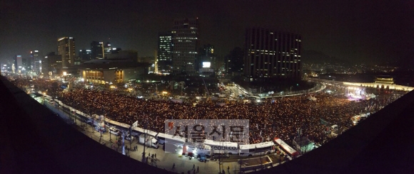 박근혜 대통령의 탄핵을 촉구하는 8차 촛불집회가 열린 17일 오후 시민들이 광화문광장에서 촛불을 밝히고 있다.  도준석 기자 pado@seoul.co.kr
