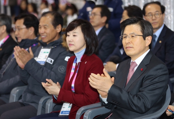 황교안 대통령 권한대행 국무총리가 17일 강원도 강릉 빙상경기장에서 열린 평창 동계올림픽 테스트이벤트 ISU쇼트트랙 월드컵 개막식에서 조윤선 문화체육관광부 장관, 최문순 강원도지사와 함께 박수치고 있다.  청와대사진기자단