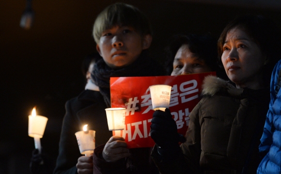 박근혜 대통령의 탄핵을 촉구하는 촛불집회가 열린 8일 오후 서울 종로 헌법재판소 앞에서 시민들이 촛불을 밝히고 있다.  도준석 기자 pado@seoul.co.kr