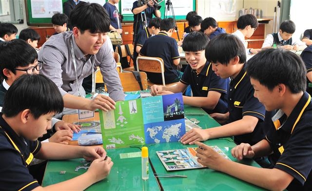 포스코건설 직원들이 인천의 한 중학교를 방문해 학생들에게 건설산업에 대한 설명을 해 주고 있다. 포스코건설 제공
