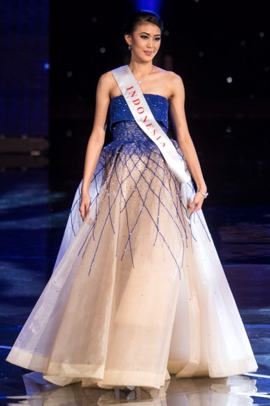 미스 인도네시아 Natasha Mannuela가 18일(현지시간) 미국 메릴랜드 옥슨 힐 내셔날 하버에서 열린 ‘2016 미스 월드 선발대회’ 최종 결선에서 포즈를 취하고 있다. AFP 연합뉴스