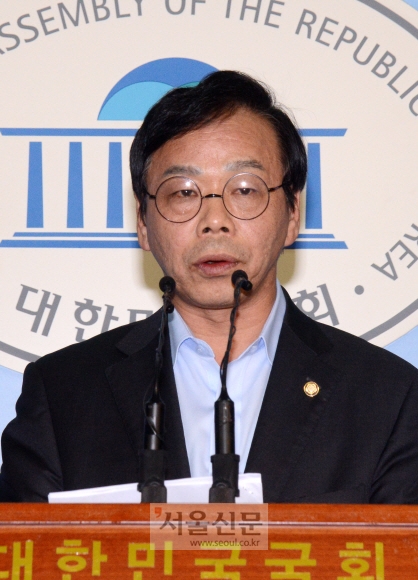 이완영 새누리당 의원 기자회견 새누리당 이완영 의원이 청문회 위증 모의와 관련, 해명 기자회견을 열고 있다. 2016.12.19 이종원 선임기자 jongwon@seoul.co.kr