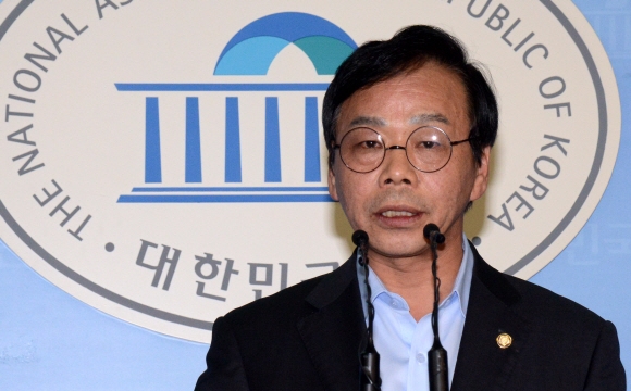 새누리당 이완영 의원이 청문회 위증 모의와 관련, 해명 기자회견을 열고 있다. 2016.12.19    이종원 선임기자 jongwon@seoul.co.kr