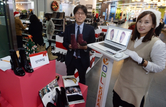 19일 오후 서울 중구 서울시청 시민청에서 열린 ‘2016 크리스마스 나눔 마켓’에서 직원들이 3D 프린터를 이용해 만든 수제화를 들고 홍보하고 있다. 나눔 마켓 판매수익의 일부는 어려운 이웃을 위해 사용된다. 이언탁 기자 utl@seoul.co.kr