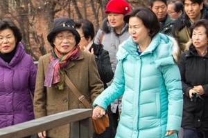 “무릎 아파 못 가던 산… 무장애길 덕에 걷죠”