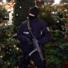 [포토] ‘베를린 트럭 테러’ 크리스마스 마켓…트리 사이 지키는 무장경찰