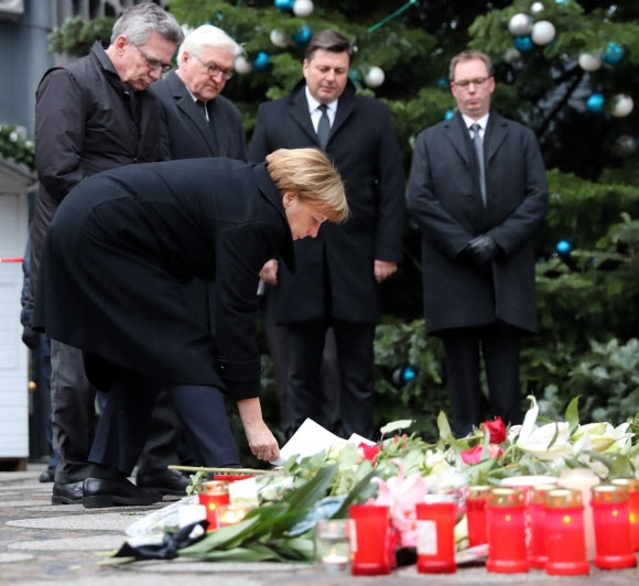 20일(이하 현지시간) 앙겔라 메르켈 독일 총리가 지난 19일 트럭 테러가 발생한 독일 베를린 브라이트샤이트 광장의 크리스마스 마켓을 찾아 희생자들을 추모하고 있다. EPA 연합뉴스