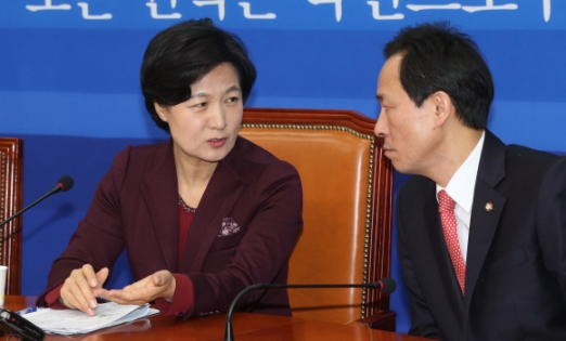 [서울포토] 대화나누는 추미애-우상호