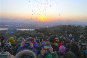 서울서 가장 먼저 해가 뜨는 곳… 아차산의 정유년 맞이