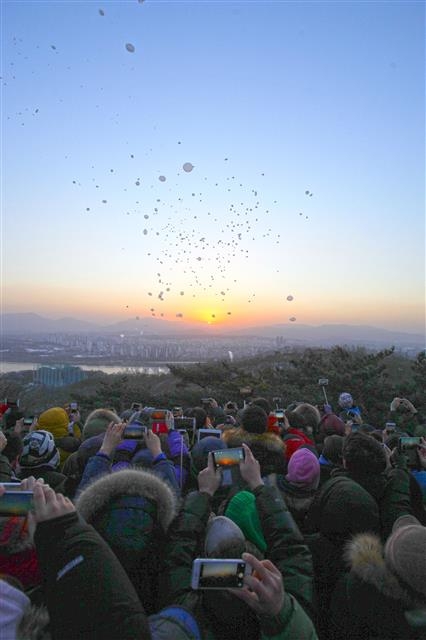 지난 1월 1일 서울 광진구 아차산 해맞이광장에서 많은 시민이 막 떠오르는 태양을 감상하고 있다. 광진구 제공