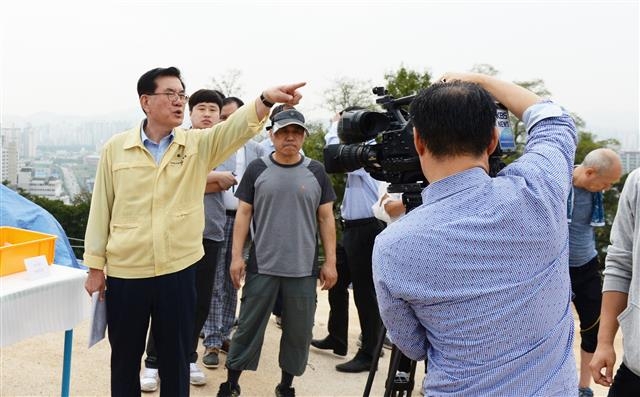 유덕열(맨 왼쪽) 동대문구청장이 지역 주민들과 삼국시대 유적이 나온 배봉산 정상을 돌아보고 있다. 동대문구 제공