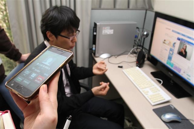 ‘107 손말이음센터’에서 수화통역사가 청각·언어장애인과 영상을 통해 의사소통하고 있다. 한국정보화진흥원 제공