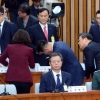 [서울포토] ‘참고인석으로 가십시오!’…더불어민주당 의원들, 국정조사 5차 청문회서 항의