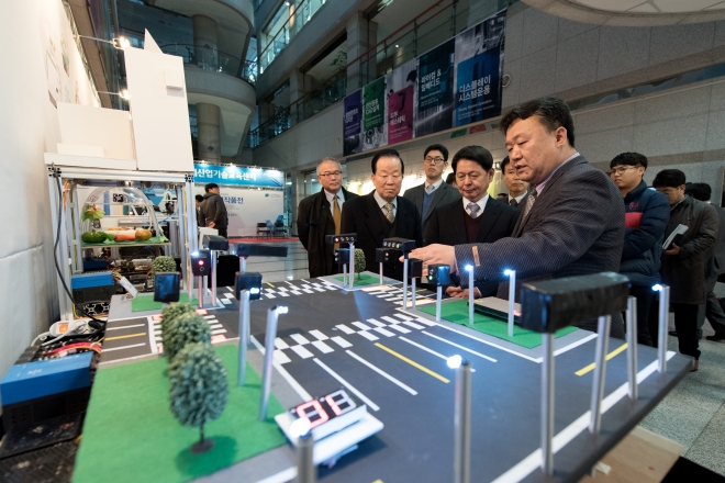 김성환(앞줄 오른쪽) 경기산업기술교육센터장이 이해구(왼쪽 첫 번째) 두원공과대 총장과 양복완(가운데) 경기도 행정2부지사에게 전시 중인 졸업작품을 설명하고 있다. 두원공과대 제공 