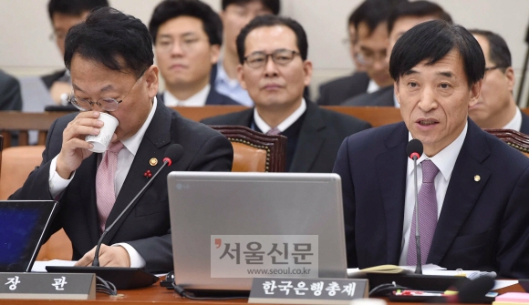 유일호(왼쪽) 경제부총리 겸 기획재정부 장관과 이주열 한국은행 총재가 22일 국회 기획재정위원회 전체회의에서 의원들의 질의에 답하고 있다. 이종원 선임기자 jongwon@seoul.co.kr