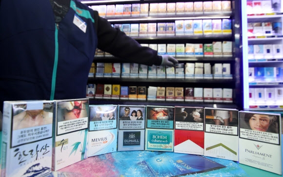 23일 서울의 한 편의점에 흡연 경고그림이 들어간 담배가 판매되고 있다. 개정된 국민건강증진법에 따라 담배 제조회사는 이날부터 반출되는 담배부터 흡연 경고그림을 넣어야 한다.  연합뉴스