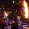 12월 24일 촛불집회…시민들 ‘횃불’ 들고 행진