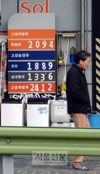 국제유가의 급등으로 국내 기름값도 고공행진이 계속되는 가운데 25일 오후 서울에 한 주유소에 휘발유 가격이 2094원으로 적혀 있다. 도준석 기자 pado@seoul.co.kr