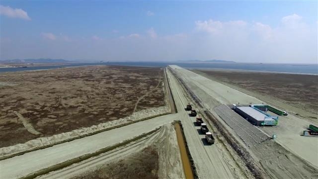 새만금 내부 동서2축 도로 건설이 한창 진행 중이다. 전북도 제공