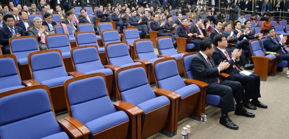 26일 국회에서 탈당을 선언한 의원들의 자리가 빈 채 열린 새누리당 의원총회가 열리고 있다. 2016.12.26.    이종원 선임기자 jongwon@seoul.co.kr