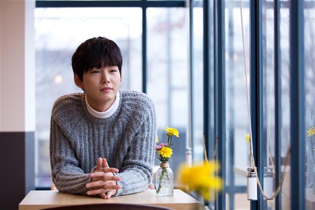 충무로 샛별 이원근은 ‘여교사’를 촬영한 2015년 하반기부터 쉼 없이 달려 왔다. 올해 촬영한 영화만 무려 네 편이다. 차곡차곡 비축한 출연작의 개봉만 기다려도 될 것 같은데 벌써 몸이 근질근질한 모양이다. “촬영을 안 한 지 한 달 정도 됐는데 여전히 긴장을 유지하고 있어요. 과제가 주어진다면 열심히 달려야죠.” 필라멘트 픽처스 제공