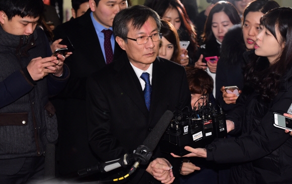 ’문화계 블랙리스트’ 작성에 개입한 것으로 지목된 정관주 전 문화체육관광부 1차관이 27일 서울 대치동 박영수 특별검사팀 사무실에 참고인 신분으로 조사를 받기 위해 출석하고 있다.   강성남 선임기자 snk@seoul.co.kr