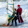 [포토] 굴뚝 아닌 서핑보드 타고 오는 산타