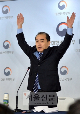 [서울포토] ‘만세’부르는 태영호 전 영국주재 북한공사