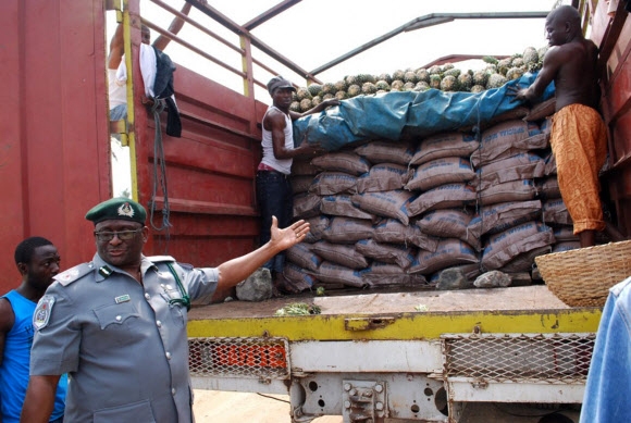 지난 22일 나이지리아 라고스 이케자 세관에서 세관원이 전날 압수된 불법 수입 ‘플라스틱 쌀‘을 가리키고 있다. 서울신문 포토라이브러리 