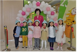 국내에서 여섯 번째로 유니세프 아동친화도시가 된 서울 송파구의 박춘희 구청장이 아이들과 함께 환하게 웃고 있다. 송파구 제공