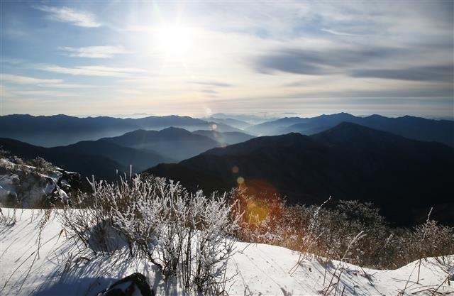 산신을 모시는 신앙지로 고려시대 나라에서 제사를 올렸던 장소이기도 한 지리산 종주의 출발점 노고단 설경. 노고단 아래 펼쳐지는 운해의 절경은 지리산 제1경으로 꼽힌다. 구례군 김인호씨 제공