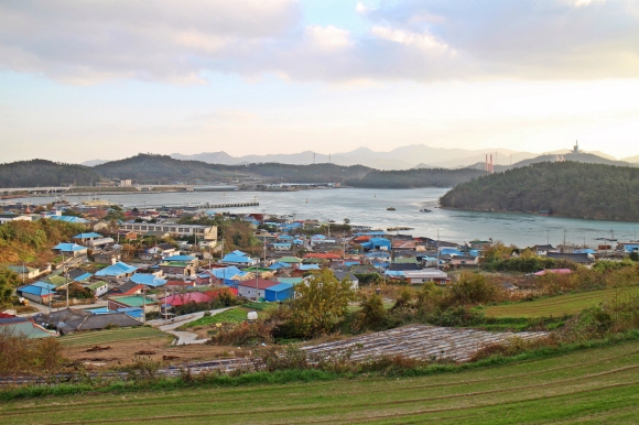 옛 우수영의 망루가 있던 망해루 아래에서 바라본 우수영 마을 풍경. 왼쪽 멀리 진도대교와 진도타워도 보인다.