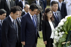 日진주만 방문은 역시 쇼…앞에선 화해, 뒤에선 전범