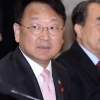 [서울포토] 경제관계장관회의 참석한 유일호 경제부총리