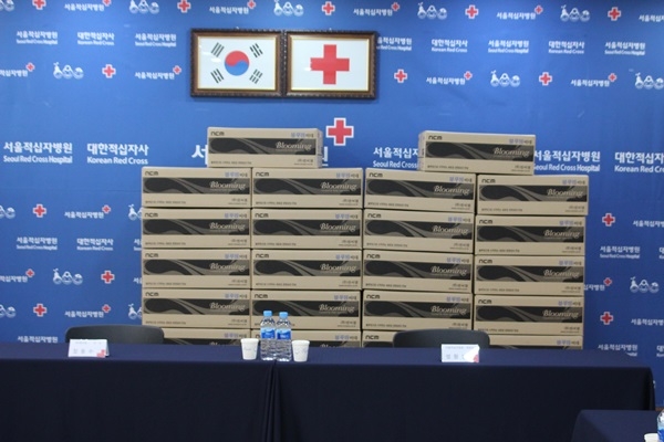 지난 27일 ㈜엔씨엠은 서울적십자병원을 방문해 블루밍비데 기부물품 전달식을 가졌다.