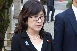 일본 방위상 야스쿠니 전격 참배…군사협정 밀어붙인 정부 ‘충격’