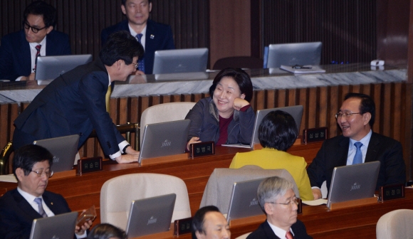 국회가 4당 체제로 바뀐 뒤 처음으로 29일 국회 본회의가 열렸다. 유승민 개혁보수신당 의원(가운뎃줄 왼쪽)이 옆자리에 앉게 된 심상정 정의당 대표와 인사하고 있다.  이종원 선임기자 jongwon@seoul.co.kr