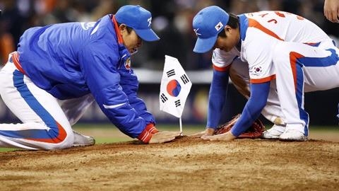 2009년 월드베이스볼클래식 2라운드 한·일전에서 일본을 제압한 야구대표팀 선수들이 마운드 위에 태극기를 꽂고 있다. 서울신문 DB