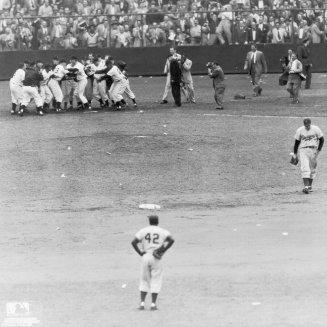 랠프 브랑카가 1951년 10월 3일 뉴욕 자이언츠와의 플레이오프 3연전 마지막 경기 9회말 역전 끝내기 홈런을 맞고 상대 선수들이 홈플레이트에서 자축하는 것을 차마 보지 못하고 등을 돌리자 재키 로빈슨(등번호 42번)이 바라보고 있다. 　 AP 자료사진
