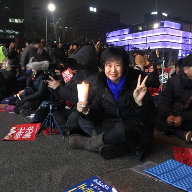 [송박영신 10차 촛불집회] ‘홍보위원장 사퇴’ 손혜원 “처음 앞자리 앉았다”