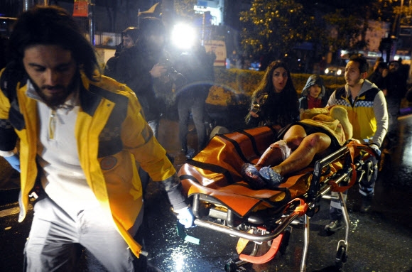 1일(현지시간) 터키 이스탄불의 나이트클럽에서 총격이 발생해 최소 35명이 사망하고 40여명이 부상당했다.  AP 연합뉴스