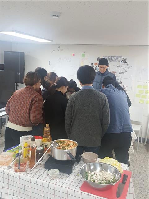 지난달 28일 서울 성북구 청소년문화공유센터에서 열린 은둔형 외톨이의 ‘마음 열기’ 훈련에 참가한 이들이 요리수업을 듣는 모습.