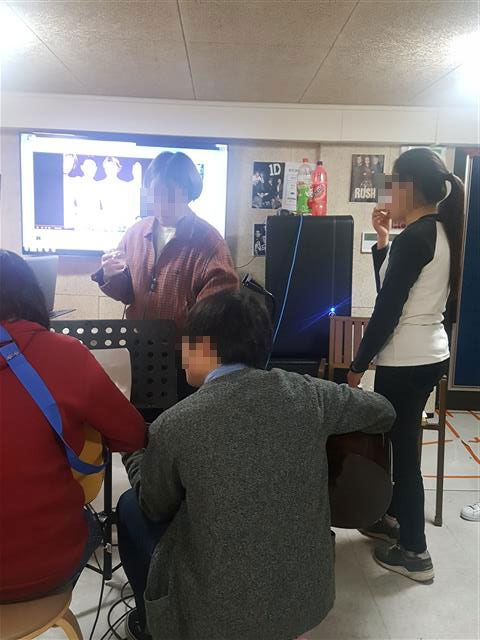 지난달 28일 서울 성북구 청소년문화공유센터에서 열린 은둔형 외톨이의 ‘마음 열기’ 훈련에 참가한 이들이 합주실에서 악기를 연주하고 있다.