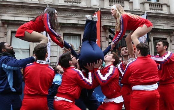 1일(현지시간) 영국 런던에서 열린 새해맞이 퍼레이드에서 전미 대표 치어리더들이 퍼포먼스를 선보이고 있다.  AP 연합뉴스