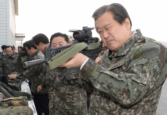 개혁보수신당(가칭) 김무성 의원이 2일 경기 파주 1사단 수색대대를 방문해 전시된 총기를 들어 겨냥해 보고 있다. 국회사진기자단