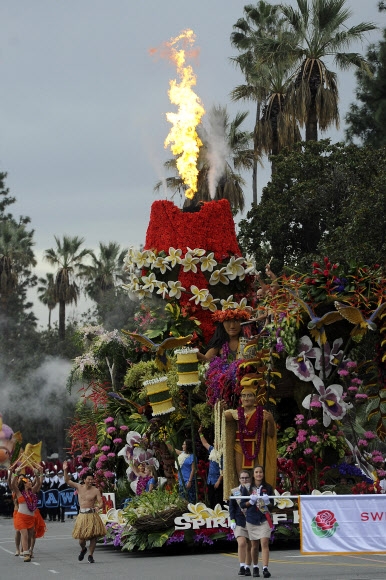 美 캘리포니아 ’장미축제’서 대형 꽃차 행진