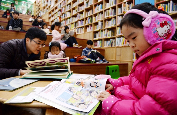 겨울방학 기간인 3일 서울시청 서울도서관을 찾은 부모와 아이들이 독서삼매경에 빠져있다. 2017. 1. 3. 박윤슬 기자 seul@seoul.co.kr
