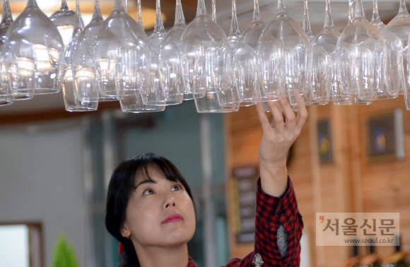 은성농원 직원이 와인 잔을 정리하고 있다.  예산 최해국 선임기자 seaworld@seoul.co.kr